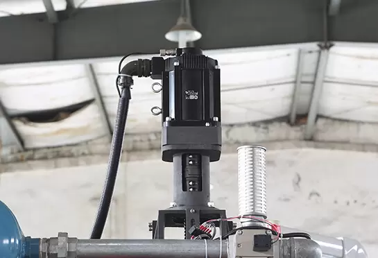 يتحكم المحرك المؤازر الممتد لـ YASKAWA (اليابان) في سرعة القالب العلوي والسفلي ، وهذا يمكن أن يحافظ على القوة الموحدة لضمان أن سمك قاع كل كوب بشكل موحد. والسير