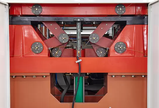 يتم تشغيل الجزء بالكامل بواسطة نظام هيدروليكي ، وهو موثوق به وثابت. يؤدي استخدام مفتاح القرب من ROCKWELL (الولايات المتحدة الأمريكية) إلى دقة ممتازة في تحديد موضع القالب.