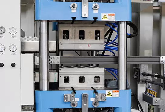 يوجد جهاز لتغيير القالب سريعًا ، مما يقلل من وقت تغيير القالب بشكل كبير.