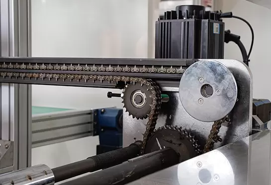 السلسلة المسننة مصنوعة من 65 # Mn ، مما يساعد على نقل الصفيحة. سكك ألمنيوم مع تبريد مائي ، موفر للمياه.