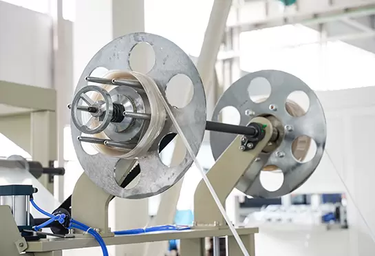 لف مادة الحافة: لف مادة الحافة المقطوعة إلى حزم.