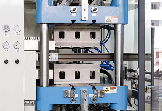 يوجد جهاز لتغيير القالب سريعًا ، مما يقلل من وقت تغيير القالب بشكل كبير.