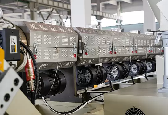 جزء تسخين الصفيحة: تسخين المواد البلاستيكية ؛ بثق المادة إلى مبدل الشاشة بعد التصفية ، مع صلابة مثالية ومقاومة قوية للتآكل وعمر خدمة طويل.